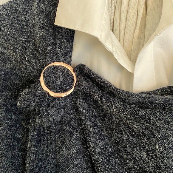 Set of 4 Gold-Toned Round Scarf Rings – Hammered T-Shirt Tie Clips / Scarf Styli - Picture 9 of 15